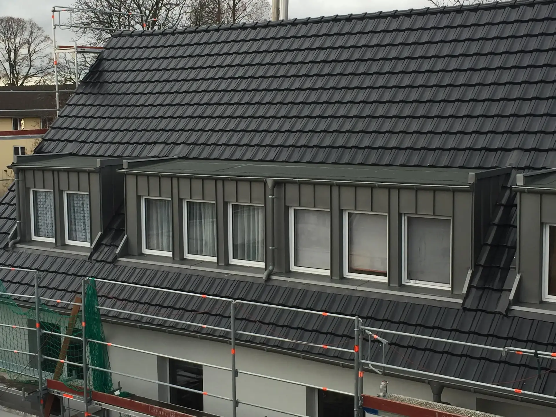 Projektbild: Mehrfamilienhaus – Dachneueindeckung